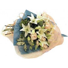 Elegant Champagne Roses with White Lilies in a Bouquet